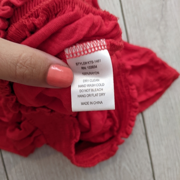 Red cold shoulder crop top Size Medium - Picture 7 of 7